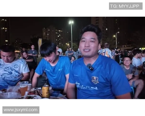 热烈欢迎足球明星莅临我们的城市共同庆祝足球盛宴的到来