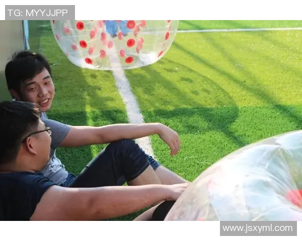 粉丝与足球明星亲密互动揭秘如何拉近彼此距离与情感连接