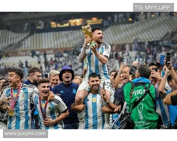 足球明星球员的辉煌荣誉与成就回顾及其对足球历史的影响分析